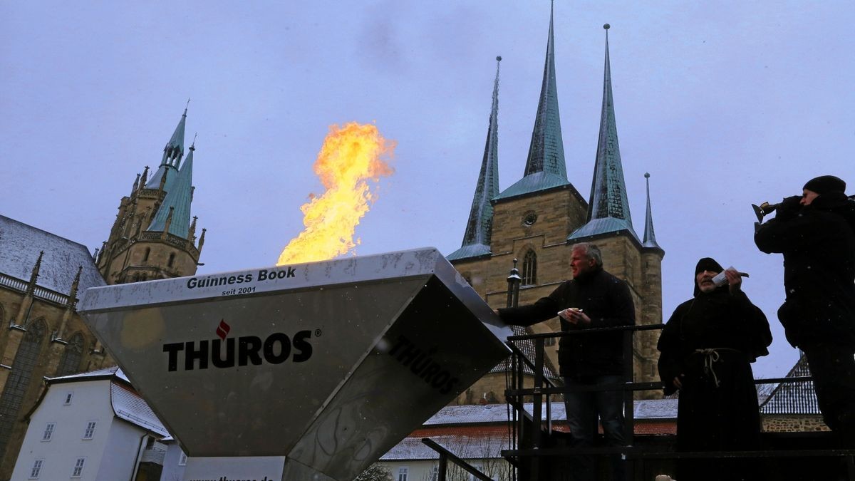 Das Bratwurstfeuer lodert und zeigt an, was für den Rost neben der Wurst am wichtigsten ist.