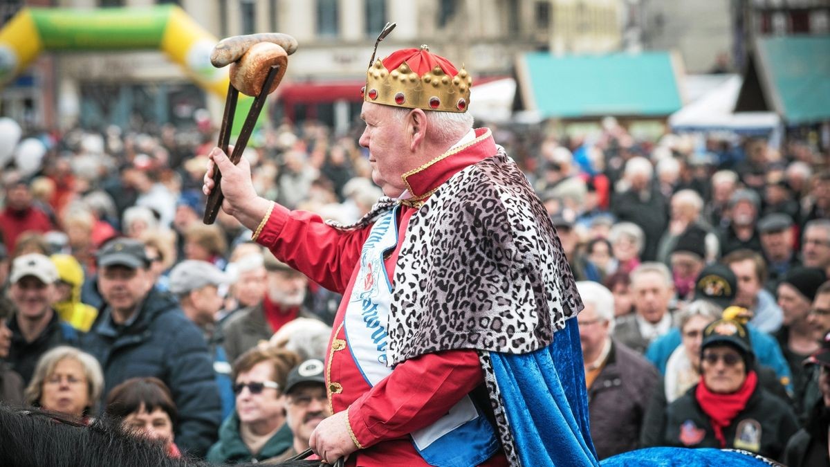 Bratwurstspektakel Rostkultur 2016:Bratwurstkönig Gerhard reitet über den Domplatz.