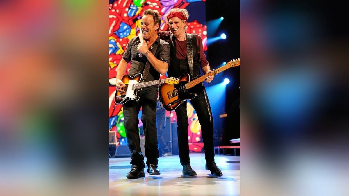 Bruce Springsteen (links) war einer der Gäste beim Konzert der Rolling Stones, hier mit Keith Richards, im Prudential Center von Newark, New Jersey am 15 Dezember 2012.