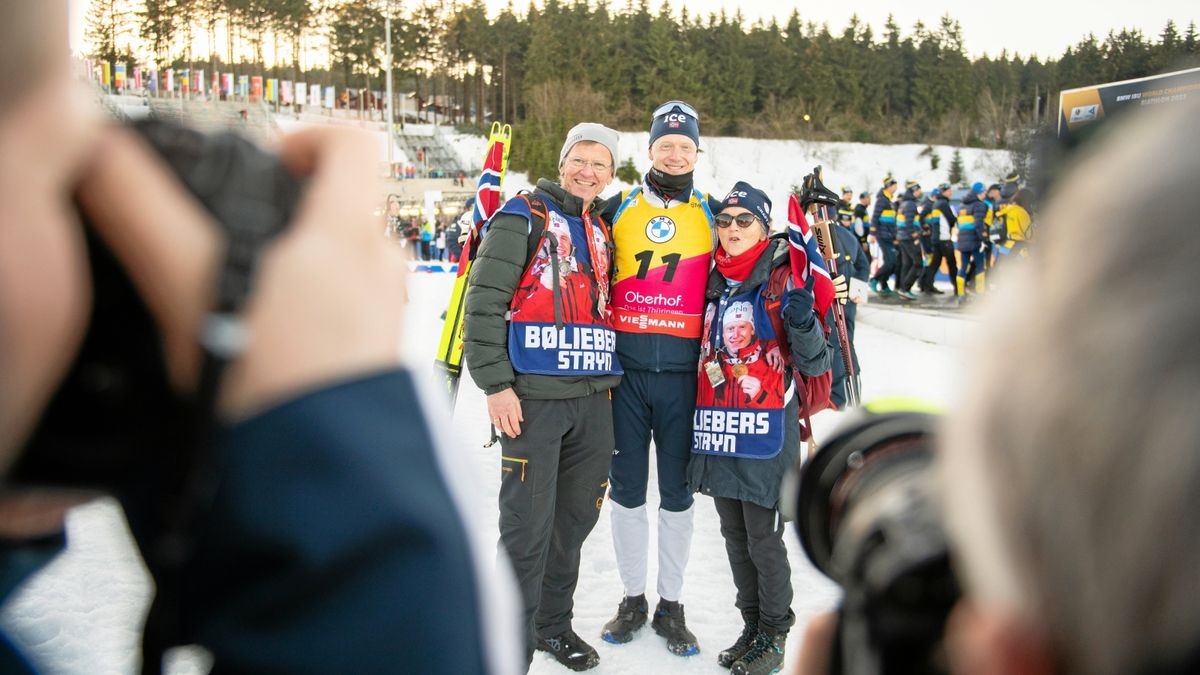 Johannes Thingnes Bö posiert nach seinen vierten Sieg mit Vater Klemet Bö (links) und Mutter Aslaug Hildegunn Bö.