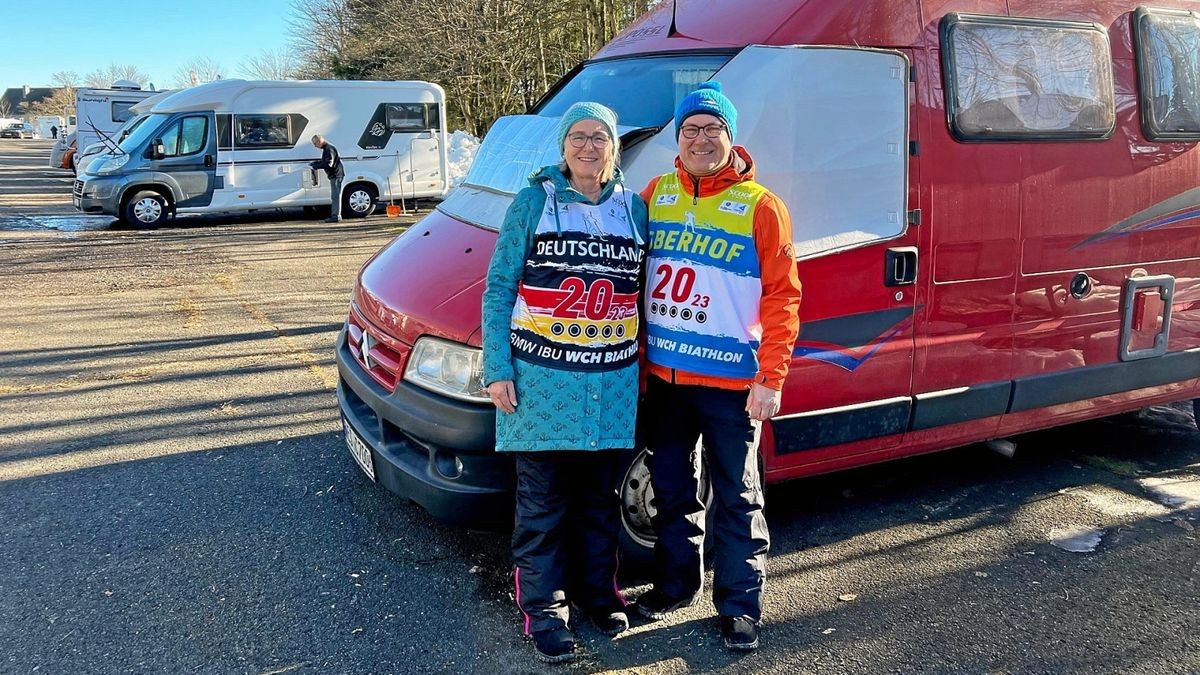 Beate Schmidt und Carsten Willich vor ihrem Camper.