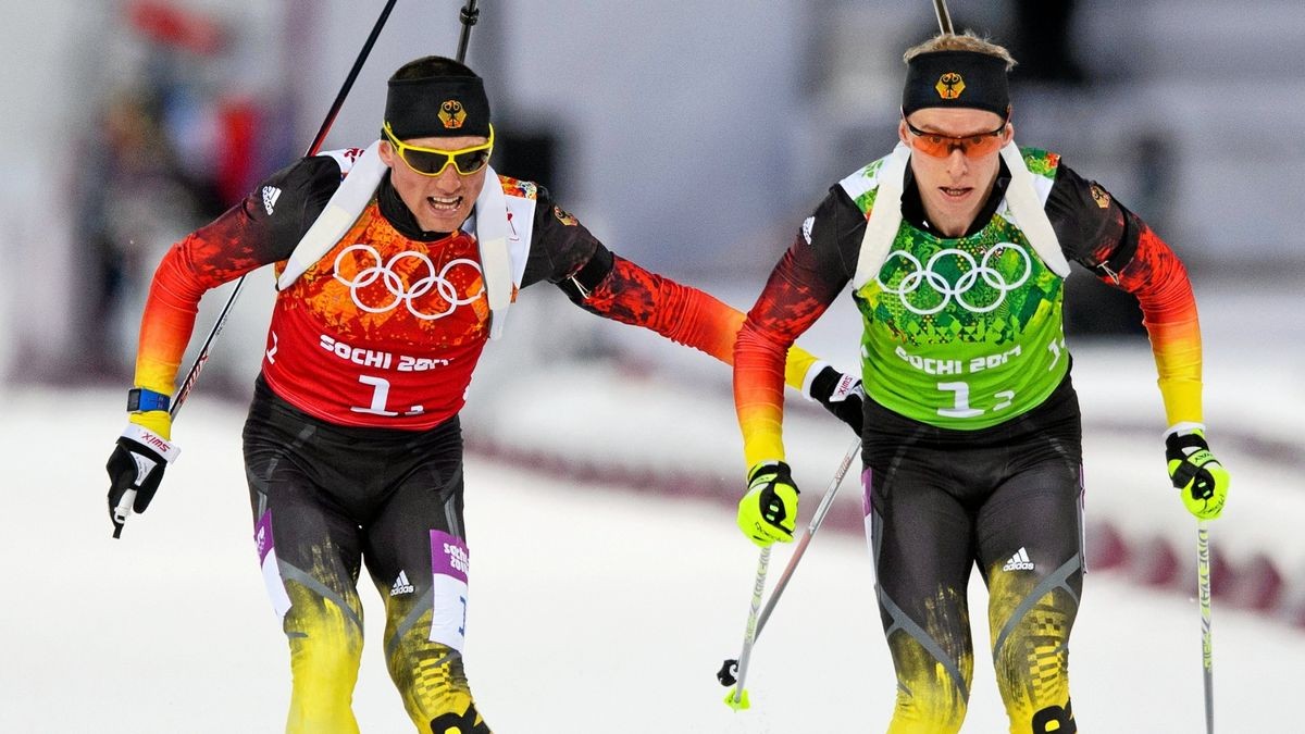 Sternstunde: Erik Lesser übergibt bei den Olympischen Spielen 2014 an Daniel Böhm (rechts). Am Ende gewinnt die Staffel Silber.