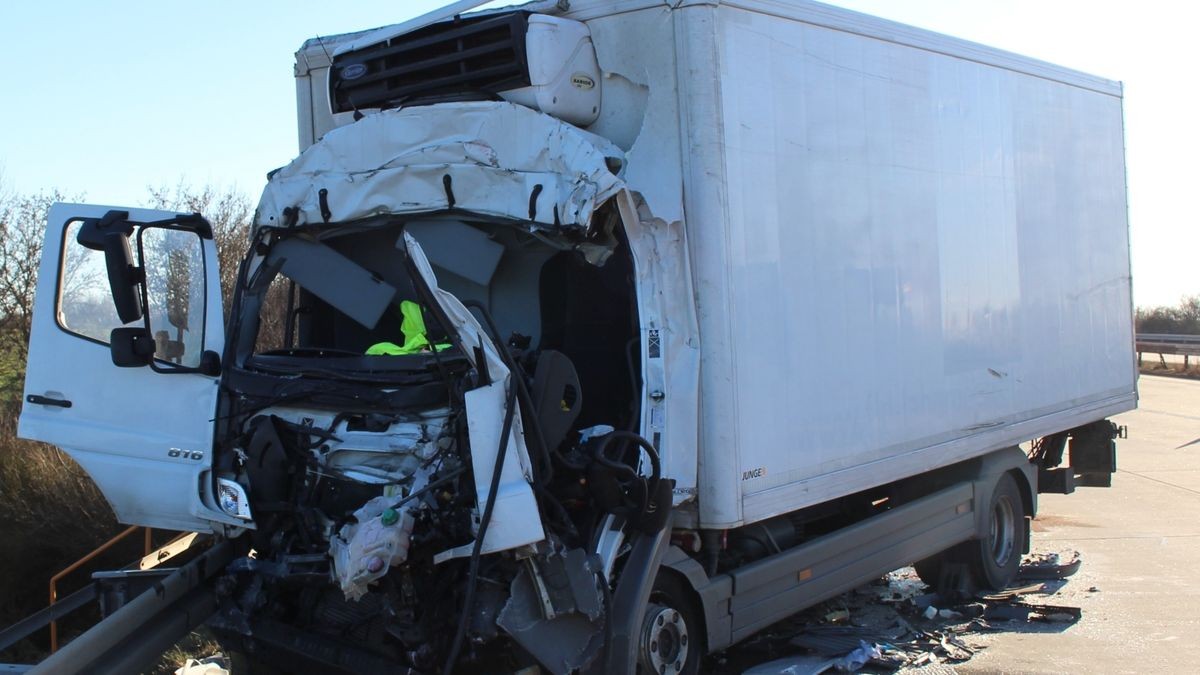 Der Lkw-Fahrer fuhr auf einen anderen Sattelzug auf und starb noch vor Ort an seinen Verletzungen.