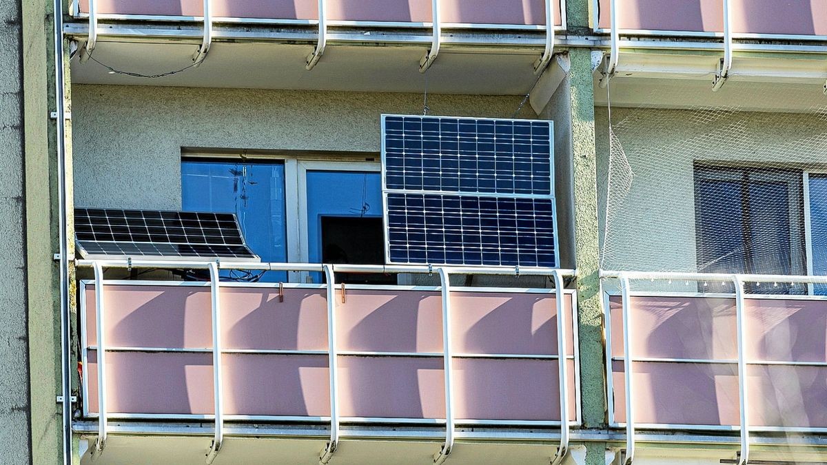 Die Solarmodule auf dem Balkon von Nico Herrmann sind gut zu erkennen. Sie sind der Grund für den Rechtsstreit mit der Ilmenauer Wohnungsbaugenossenschaft.