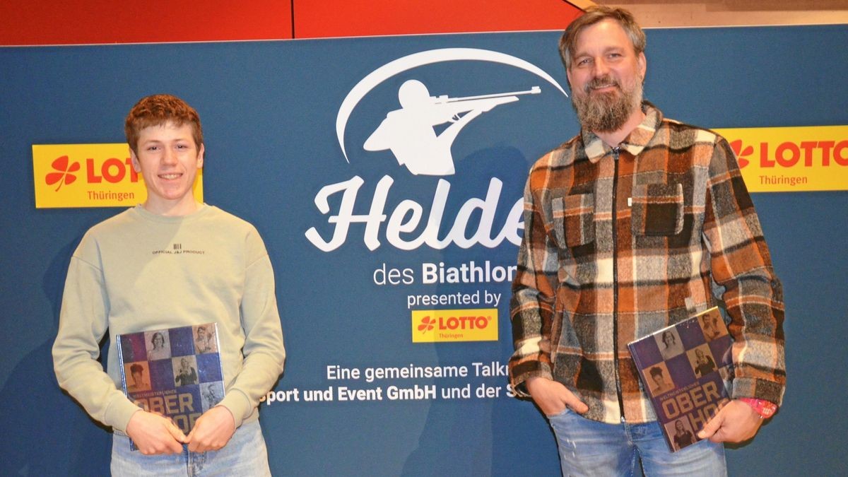 Ex-Biathlet Alexander Wolf (rechts) bei der Talkrunde in Steinbach-Hallenberg mit Nachwuchstalent Nils Schneiderling.