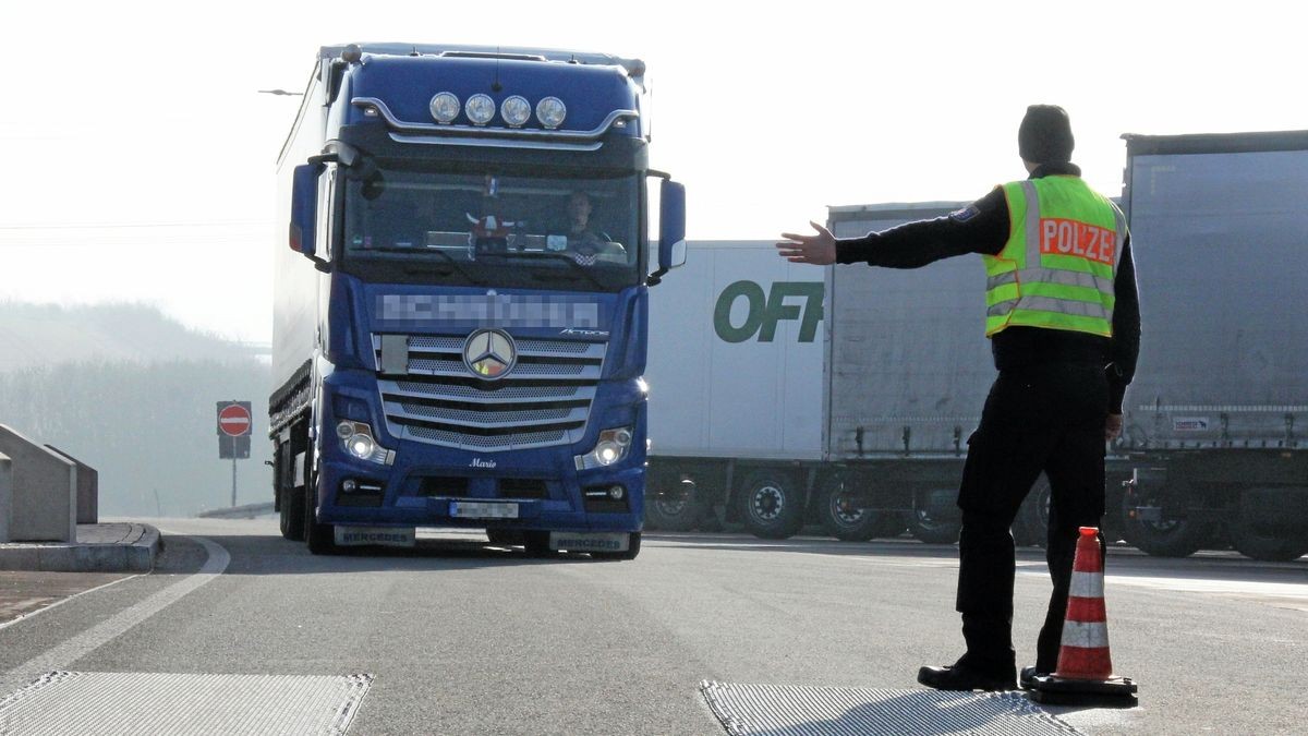 Ein Beamter der Kontrollgruppe weist dem Lastwagenfahrer den Weg auf die nagelneue Wiegeeinrichtung der Thüringer Polizei.