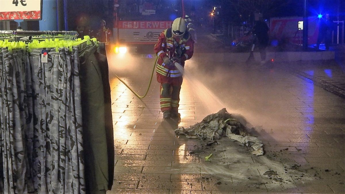 Bei einem Brand in einem Tedi-Einkaufsmarkt sind am Berliner Platz in Erfurt sieben Personen leicht verletzt worden.