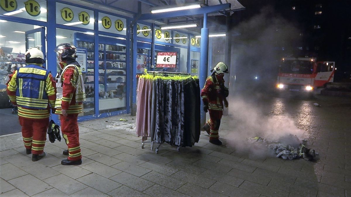 Bei einem Brand in einem Tedi-Einkaufsmarkt sind am Berliner Platz in Erfurt sieben Personen leicht verletzt worden.