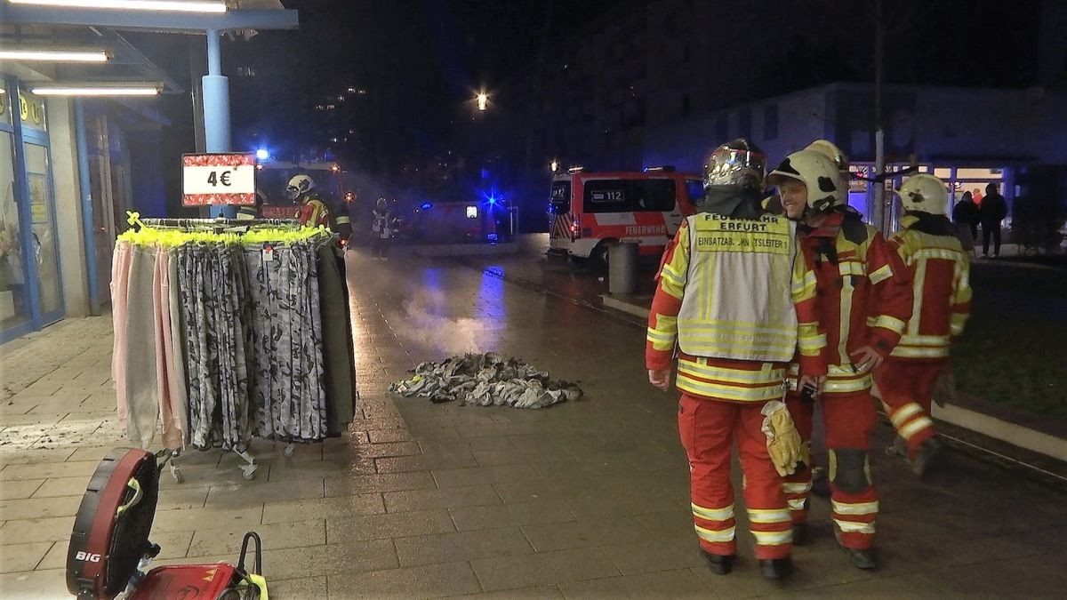 Wie die Polizei auf Nachfrage mitteilte, wurde am Donnerstagabend gegen 17.45 Uhr ein Kleiderständer mit Hosen in Brand gesetzt.