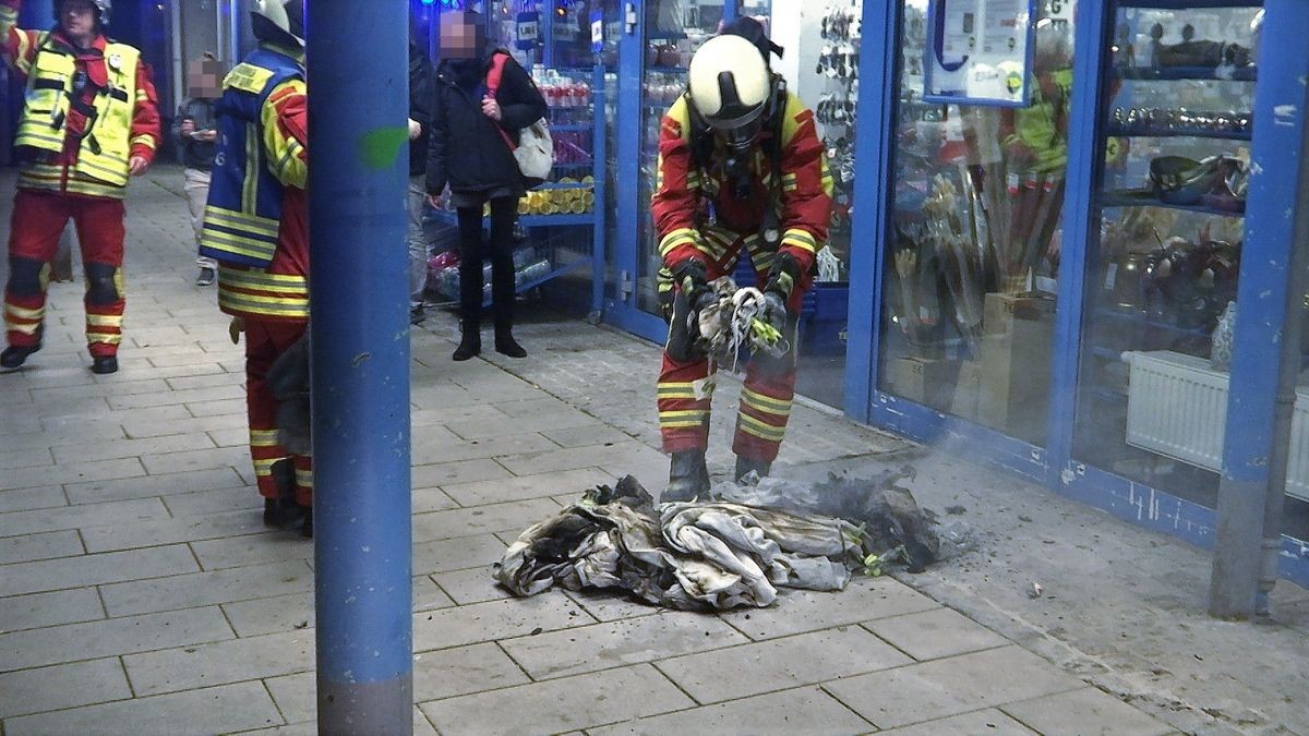 Die fünf im Geschäft befindlichen Kinder im Alter von 10 bzw. 11 Jahren, eine 79-jährige Kundin sowie der hinzugeeilte 34-jährige Helfer wurden durch den Rauch leicht verletzt.