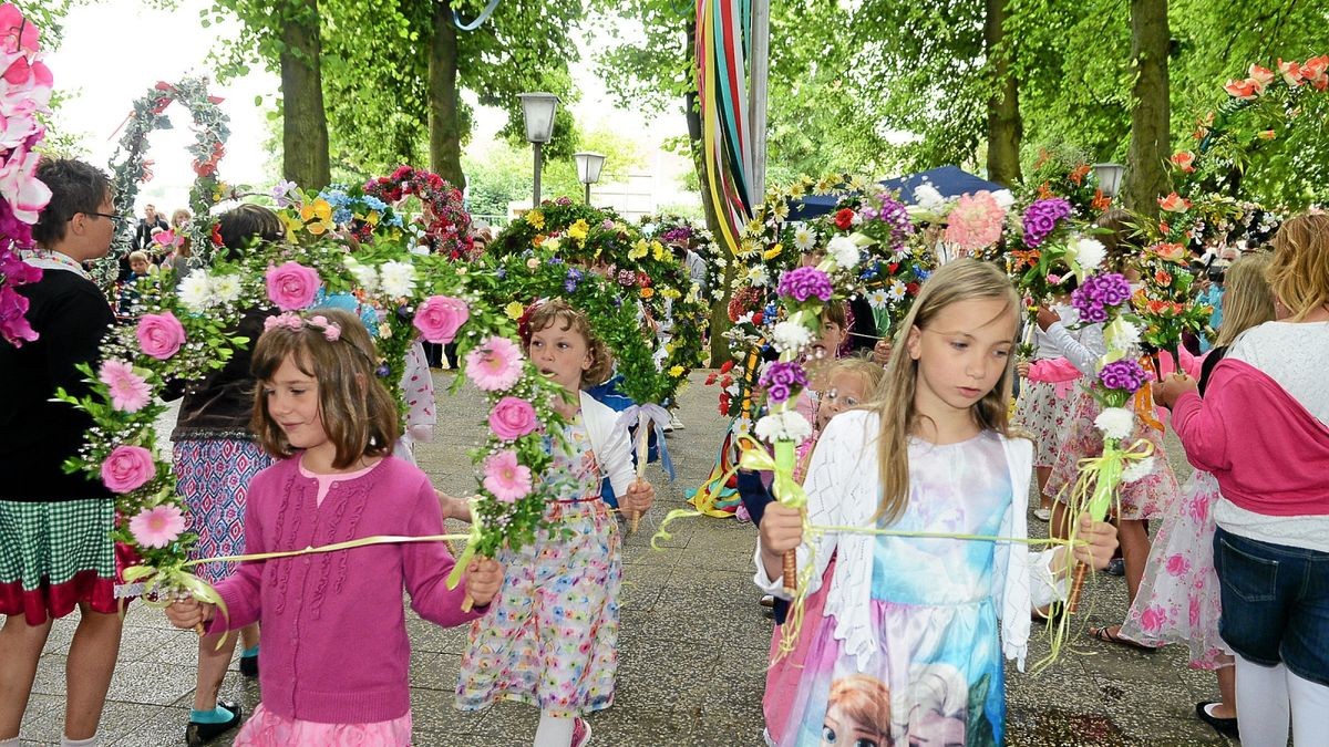 Kinder- und Heimatfest Kindelbrück mit Festumzug, Treffen von 36 Hoheiten und Krönung der neuen Gründelsloch-Fee