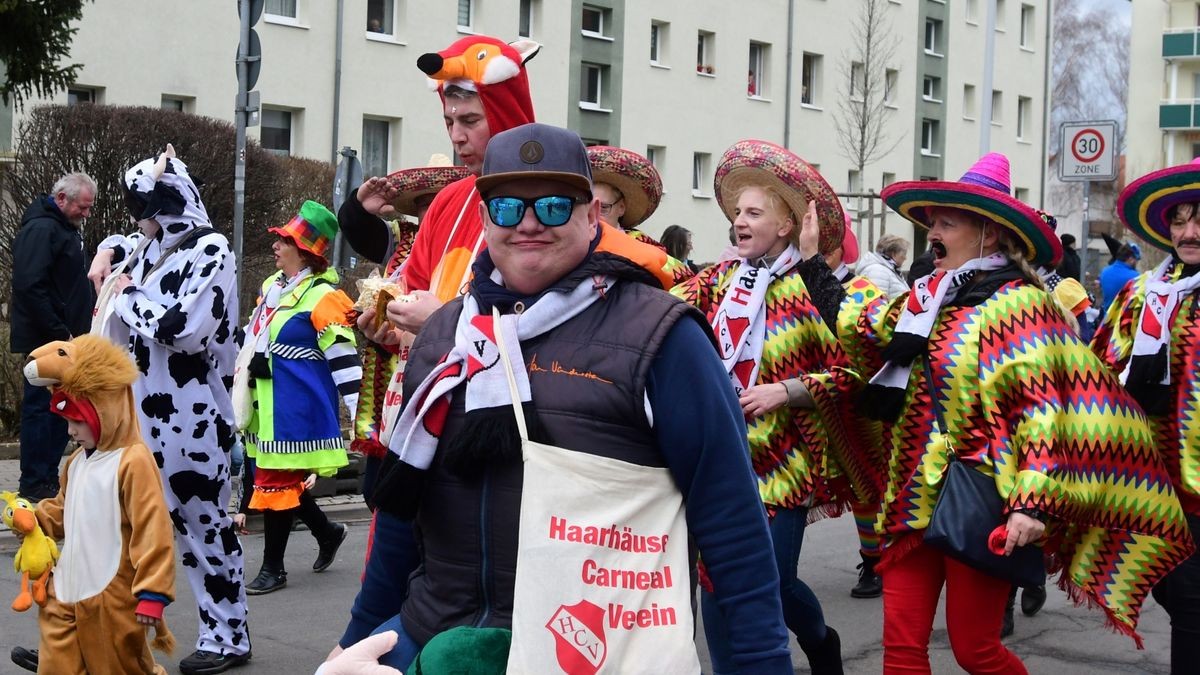 Zum Abschluss fand ein buntes Programm statt. Mit dabei waren die Karnevalsvereine Narrhalla Arnstadt, der AKC, HCV, ICV, PKC und einige Laufgruppen.