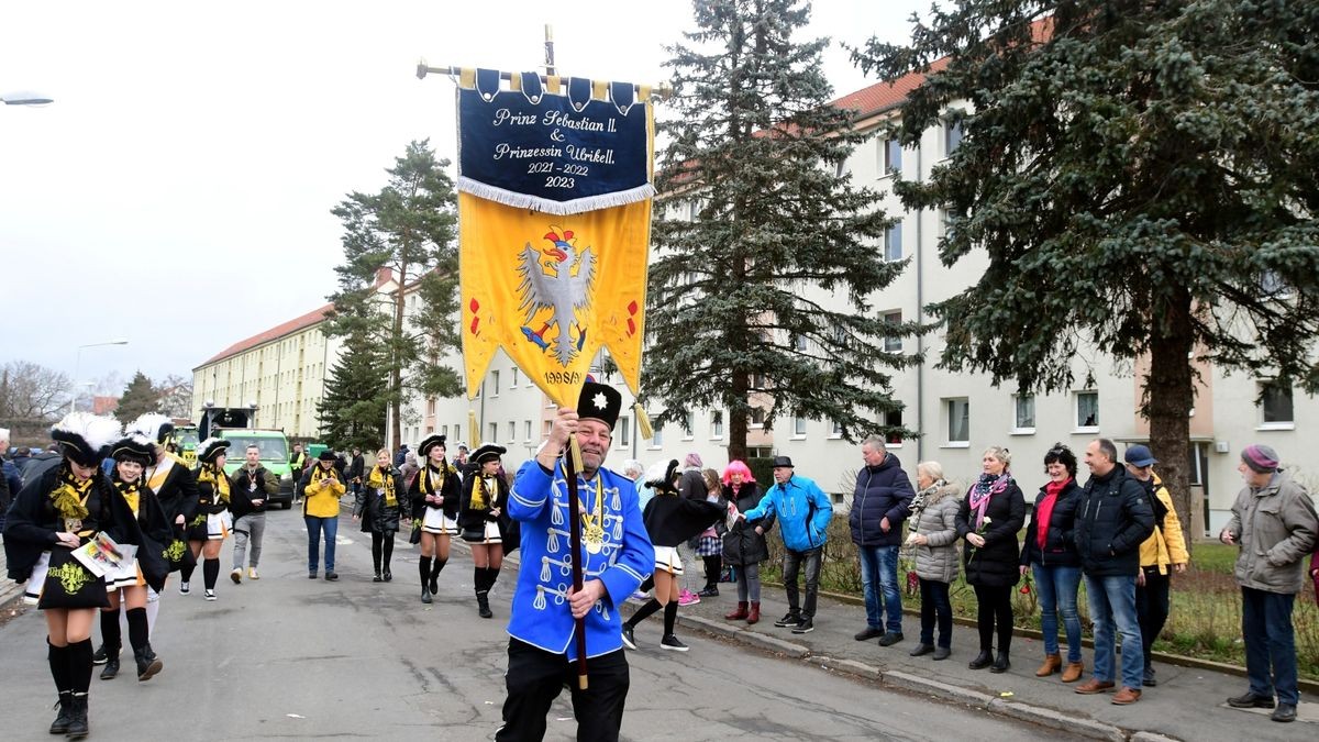 Zum Abschluss fand ein buntes Programm statt. Mit dabei waren die Karnevalsvereine Narrhalla Arnstadt, der AKC, HCV, ICV, PKC und einige Laufgruppen.