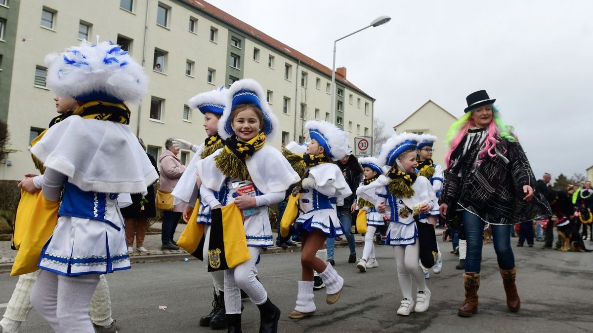 Zum Abschluss fand ein buntes Programm statt. Mit dabei waren die Karnevalsvereine Narrhalla Arnstadt, der AKC, HCV, ICV, PKC und einige Laufgruppen.