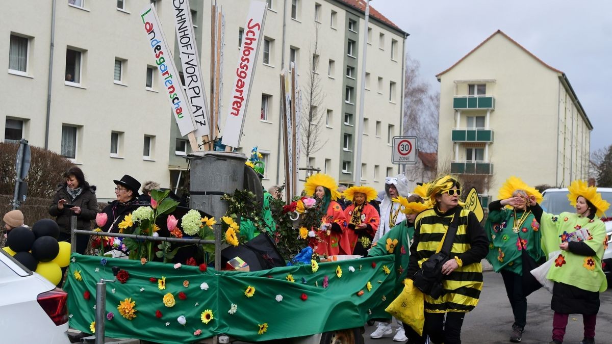 Zum Abschluss fand ein buntes Programm statt. Mit dabei waren die Karnevalsvereine Narrhalla Arnstadt, der AKC, HCV, ICV, PKC und einige Laufgruppen.