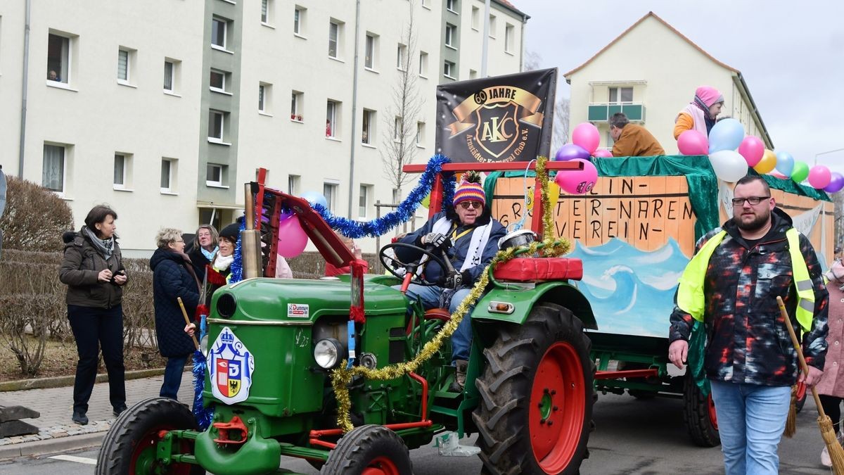 Zum Abschluss fand ein buntes Programm statt. Mit dabei waren die Karnevalsvereine Narrhalla Arnstadt, der AKC, HCV, ICV, PKC und einige Laufgruppen.