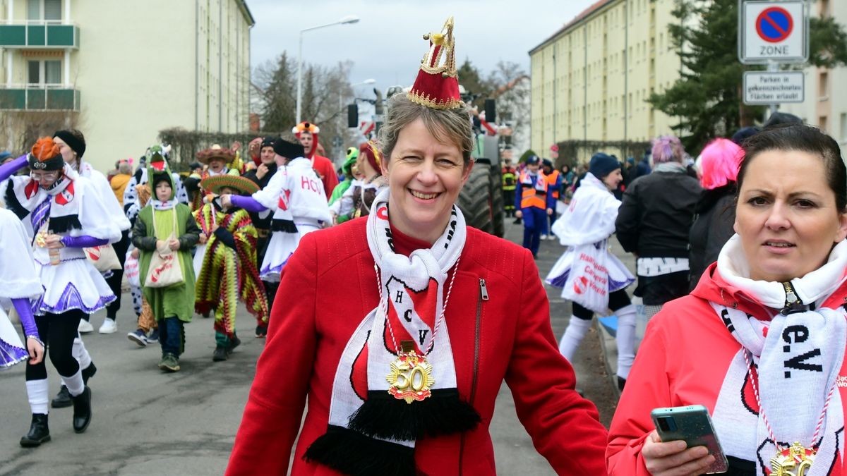 Zum Abschluss fand ein buntes Programm statt. Mit dabei waren die Karnevalsvereine Narrhalla Arnstadt, der AKC, HCV, ICV, PKC und einige Laufgruppen.