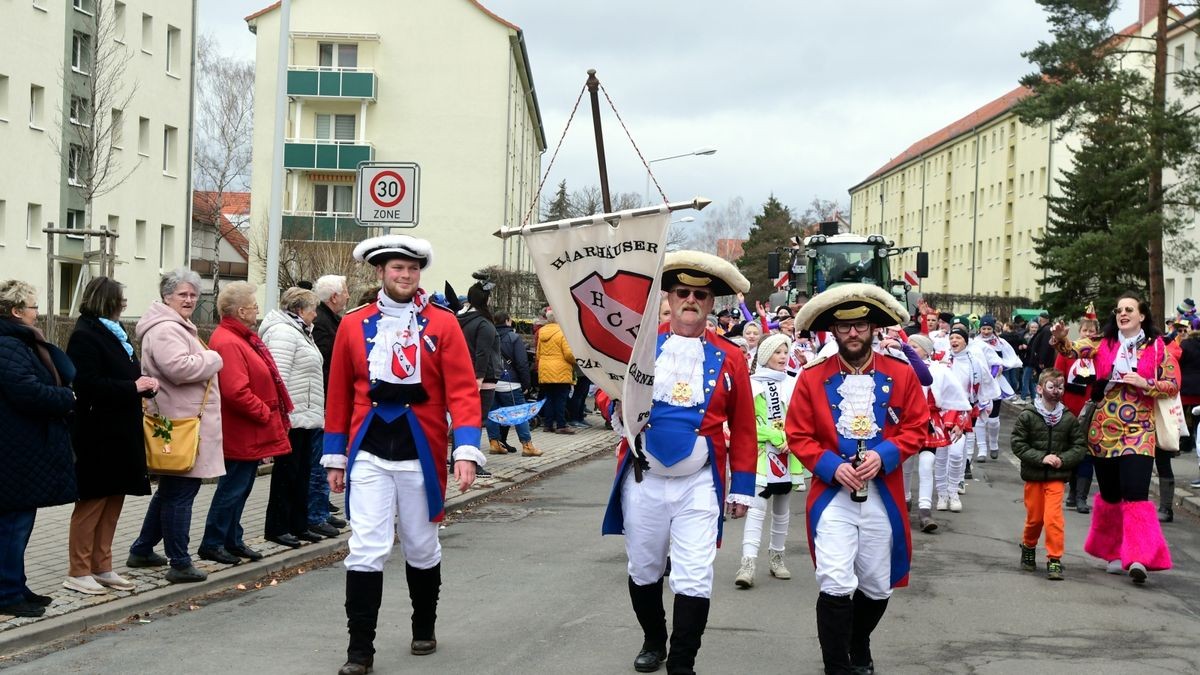 Zum Abschluss fand ein buntes Programm statt. Mit dabei waren die Karnevalsvereine Narrhalla Arnstadt, der AKC, HCV, ICV, PKC und einige Laufgruppen.