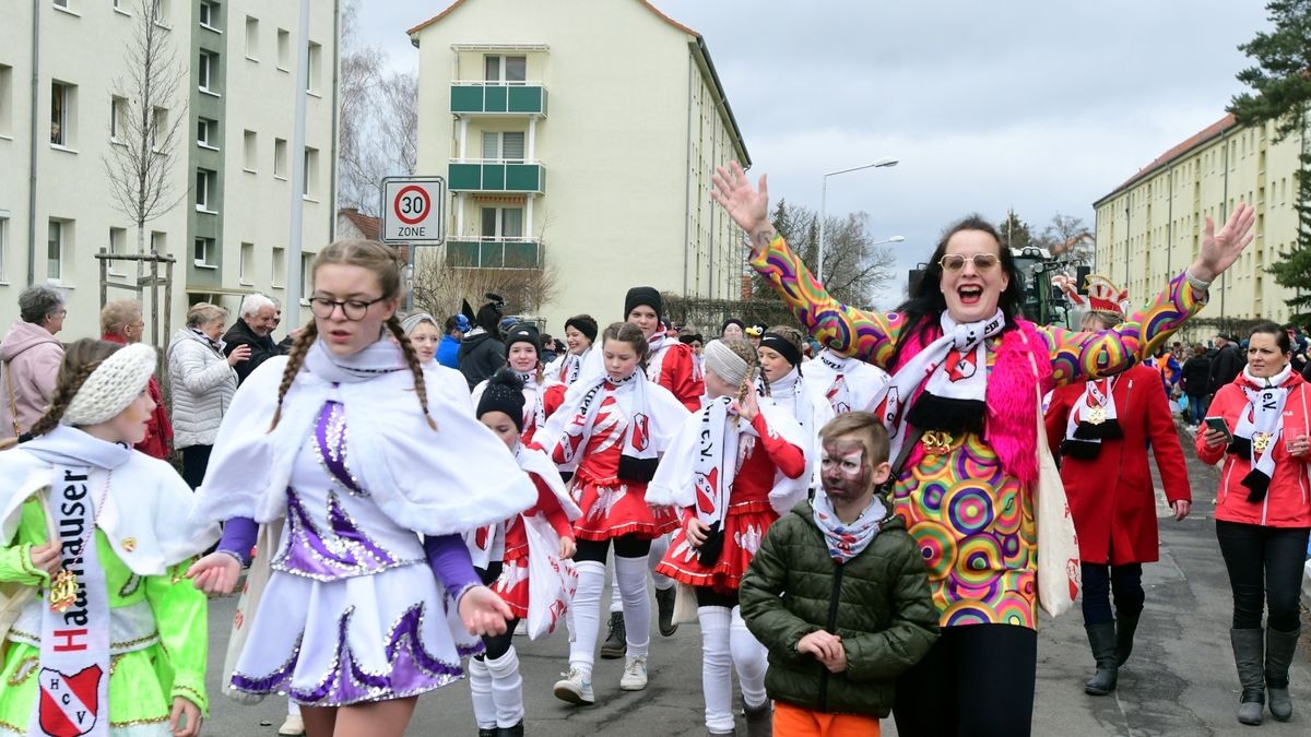 Zum Abschluss fand ein buntes Programm statt. Mit dabei waren die Karnevalsvereine Narrhalla Arnstadt, der AKC, HCV, ICV, PKC und einige Laufgruppen.