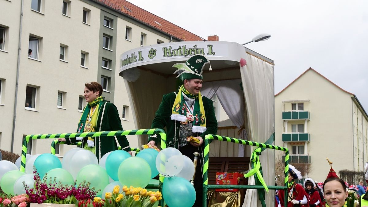 Zum Abschluss fand ein buntes Programm statt. Mit dabei waren die Karnevalsvereine Narrhalla Arnstadt, der AKC, HCV, ICV, PKC und einige Laufgruppen.