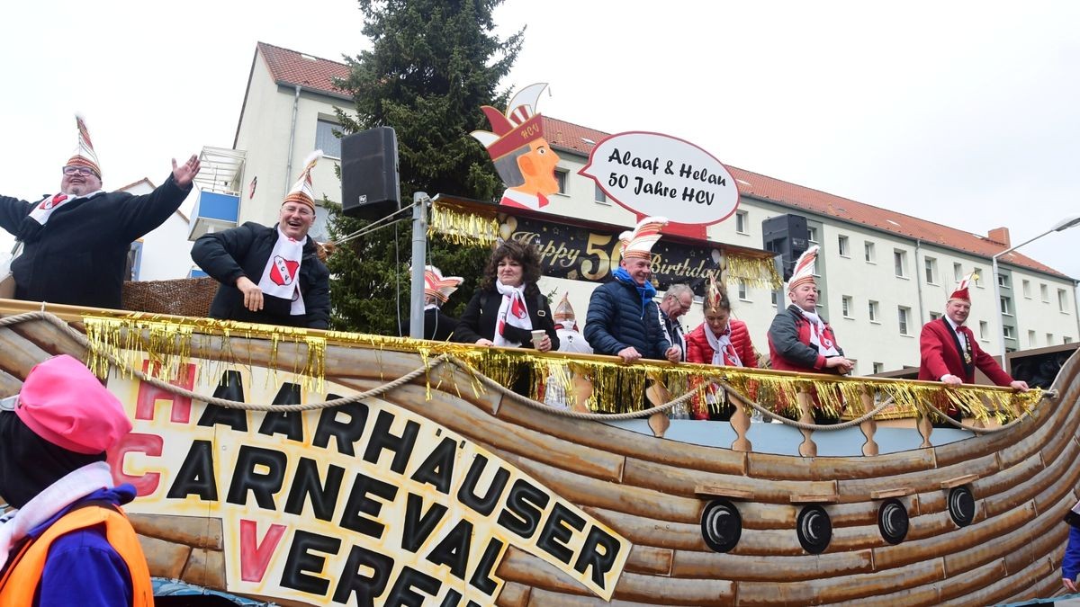 Zum Abschluss fand ein buntes Programm statt. Mit dabei waren die Karnevalsvereine Narrhalla Arnstadt, der AKC, HCV, ICV, PKC und einige Laufgruppen.