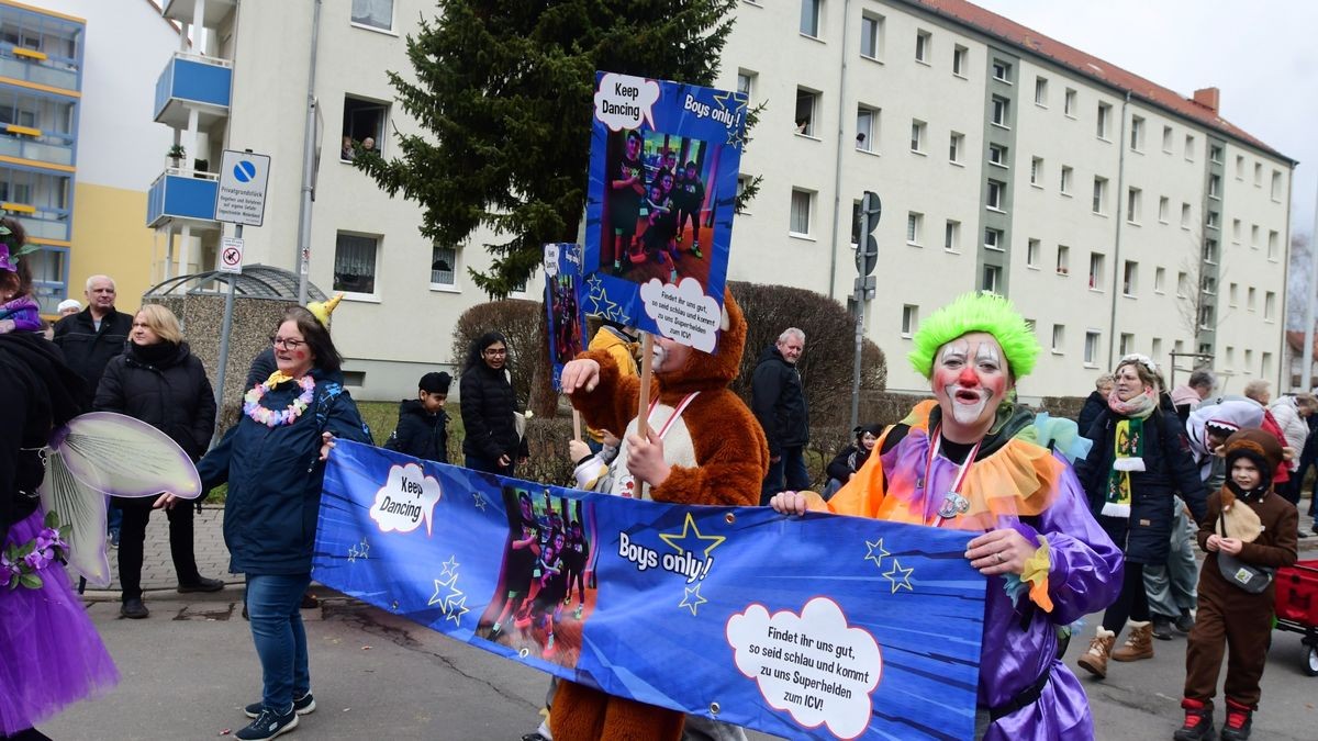 Zum Abschluss fand ein buntes Programm statt. Mit dabei waren die Karnevalsvereine Narrhalla Arnstadt, der AKC, HCV, ICV, PKC und einige Laufgruppen.