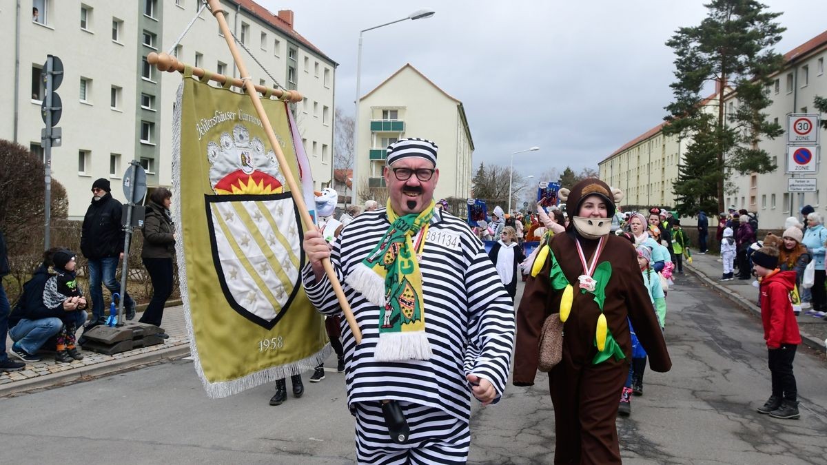 Zum Abschluss fand ein buntes Programm statt. Mit dabei waren die Karnevalsvereine Narrhalla Arnstadt, der AKC, HCV, ICV, PKC und einige Laufgruppen.