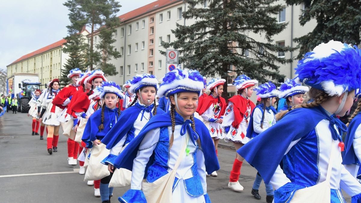 Zum Abschluss fand ein buntes Programm statt. Mit dabei waren die Karnevalsvereine Narrhalla Arnstadt, der AKC, HCV, ICV, PKC und einige Laufgruppen.