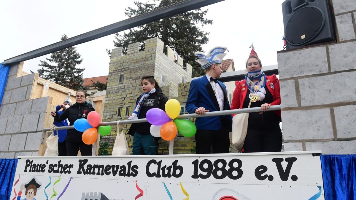 Zum Abschluss fand ein buntes Programm statt. Mit dabei waren die Karnevalsvereine Narrhalla Arnstadt, der AKC, HCV, ICV, PKC und einige Laufgruppen.