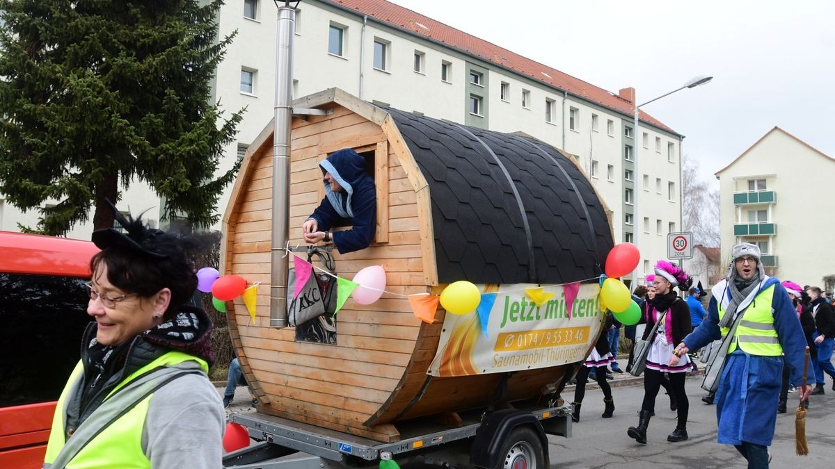 Zum Abschluss fand ein buntes Programm statt. Mit dabei waren die Karnevalsvereine Narrhalla Arnstadt, der AKC, HCV, ICV, PKC und einige Laufgruppen.