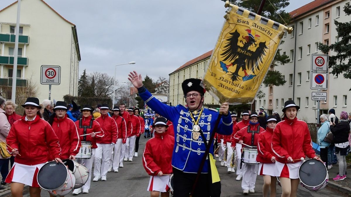 Zum Abschluss fand ein buntes Programm statt. Mit dabei waren die Karnevalsvereine Narrhalla Arnstadt, der AKC, HCV, ICV, PKC und einige Laufgruppen.