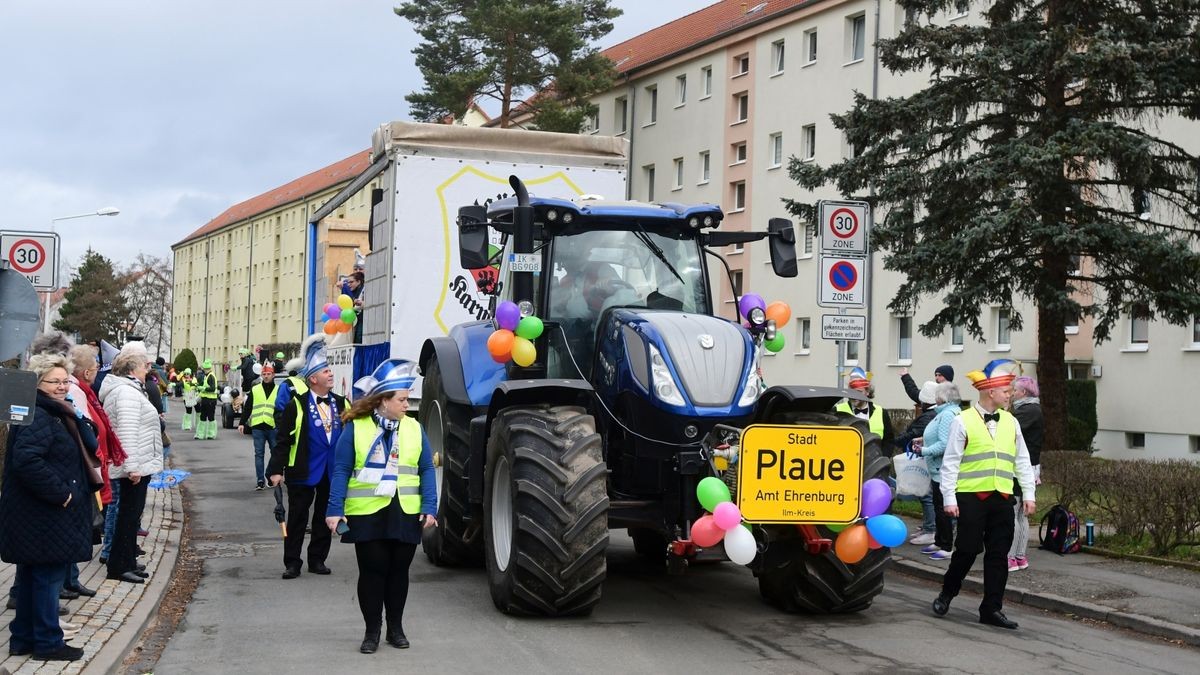 Zum Abschluss fand ein buntes Programm statt. Mit dabei waren die Karnevalsvereine Narrhalla Arnstadt, der AKC, HCV, ICV, PKC und einige Laufgruppen.