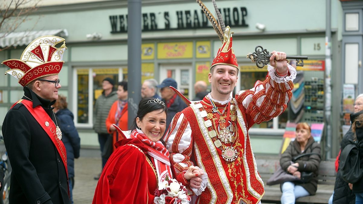 Das Erfurter Prinzenpaar Tina I. und Daniel II. sind jetzt Inhaber des Rathausschlüssel und führen bis Aschermittwoch die Amtsgeschäfte.