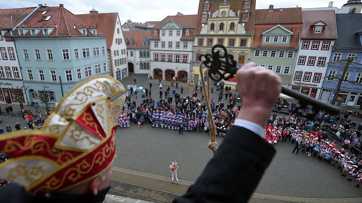 Das Erfurter Prinzenpaar Tina I. und Daniel II. sind jetzt Inhaber des Rathausschlüssel und führen bis Aschermittwoch die Amtsgeschäfte.