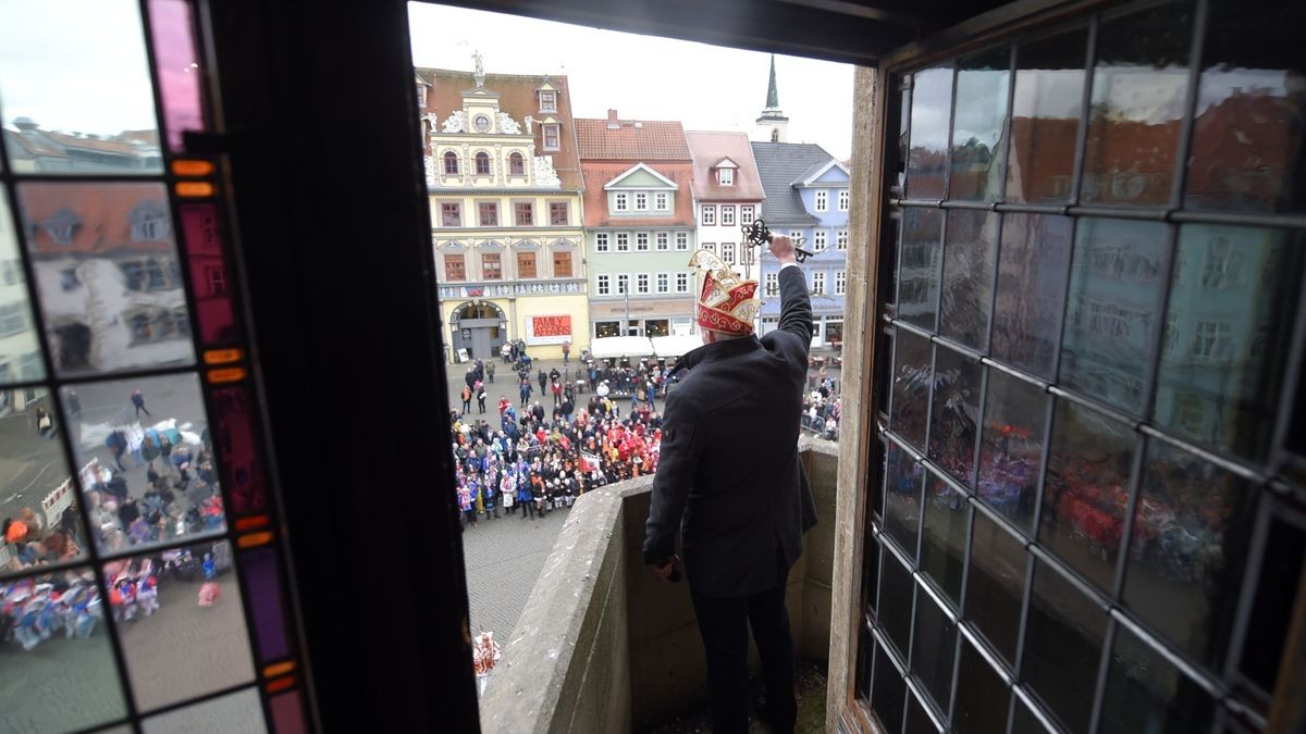 Das Erfurter Prinzenpaar Tina I. und Daniel II. sind jetzt Inhaber des Rathausschlüssel und führen bis Aschermittwoch die Amtsgeschäfte.