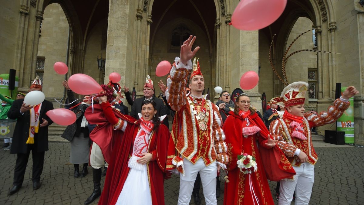 Das Erfurter Prinzenpaar Tina I. und Daniel II. sind jetzt Inhaber des Rathausschlüssel und führen bis Aschermittwoch die Amtsgeschäfte.