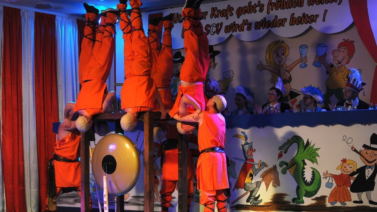 Mit einem abwechslungsreichen Programm hat der Schnellmannshäuser Carneval Verein am Freitag einen gelungenen Neustart nach Corona hingelegt. Das sind unsere Bilder: