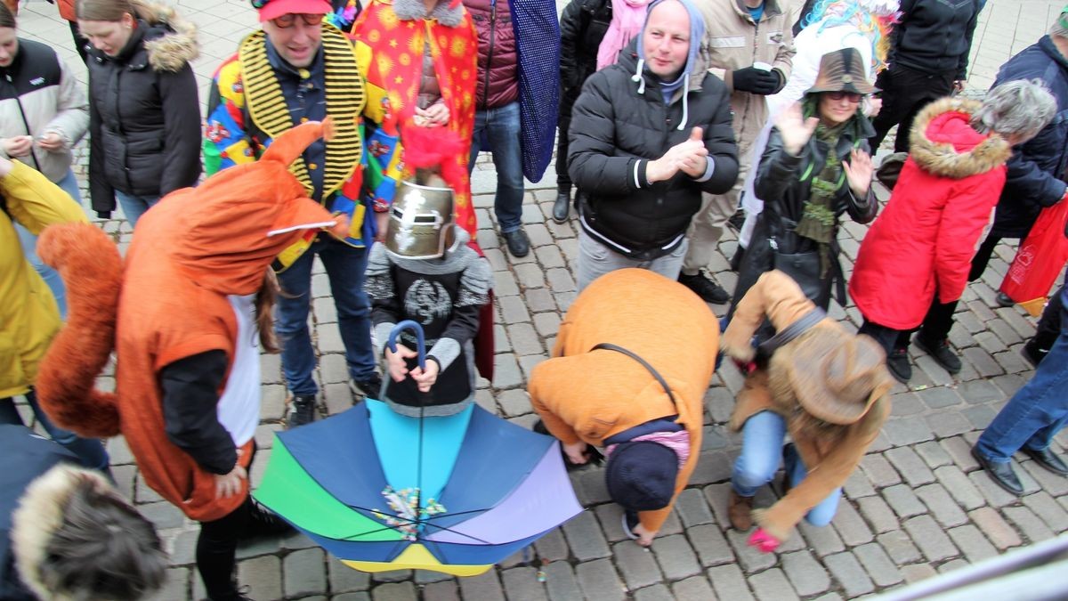 Manch einer hatte praktischerweise einen Schirm zum Auffangen der Bonbons dabei.