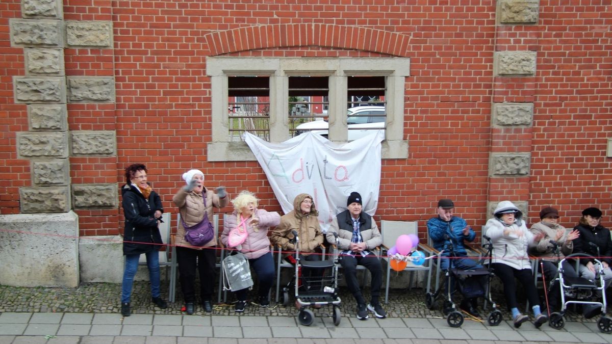 Auch die Senioren des Advita-Hauses freuten sich über den bunten Umzug.