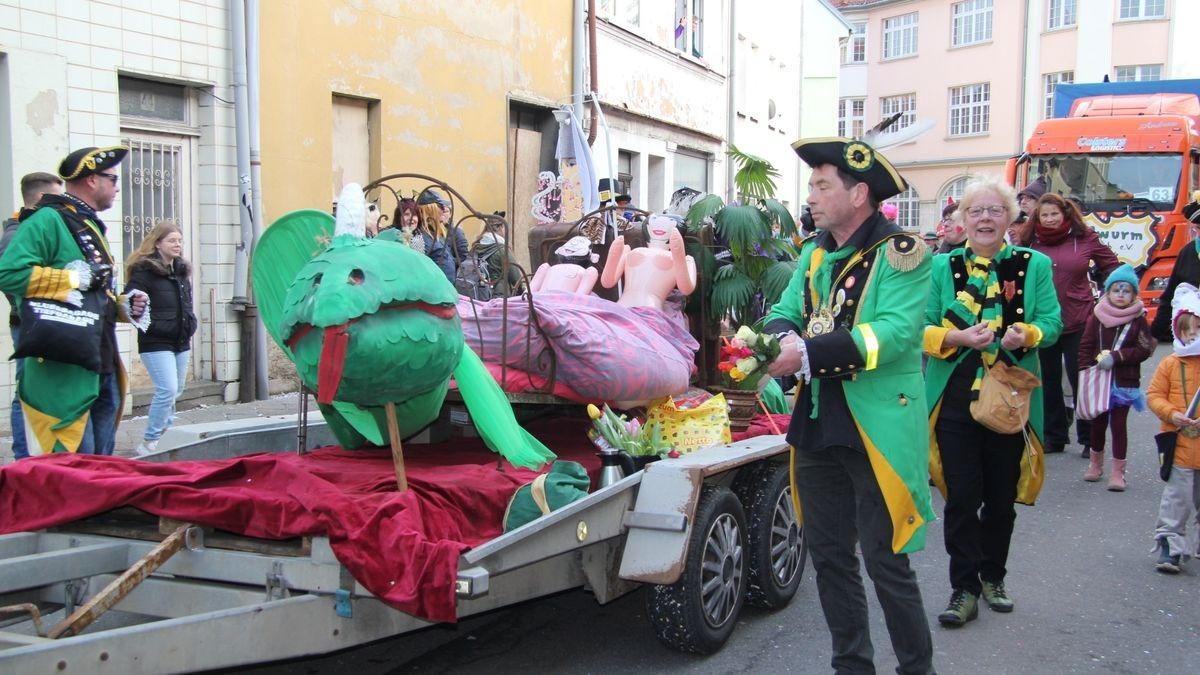 65 Bilder gehörten zum diesjährigen Faschingsumzug in Apolda.