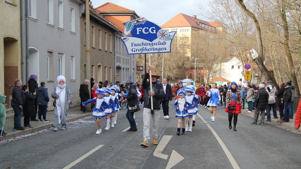 65 Bilder gehörten zum diesjährigen Faschingsumzug in Apolda.