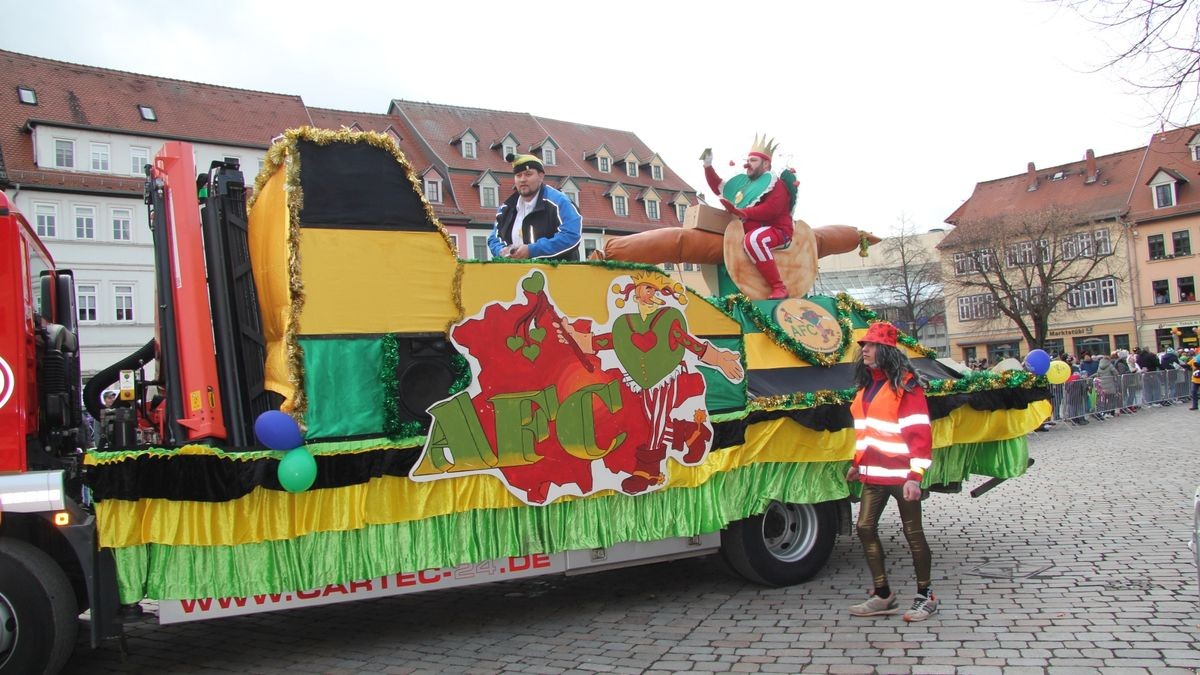 65 Bilder gehörten zum diesjährigen Faschingsumzug in Apolda.