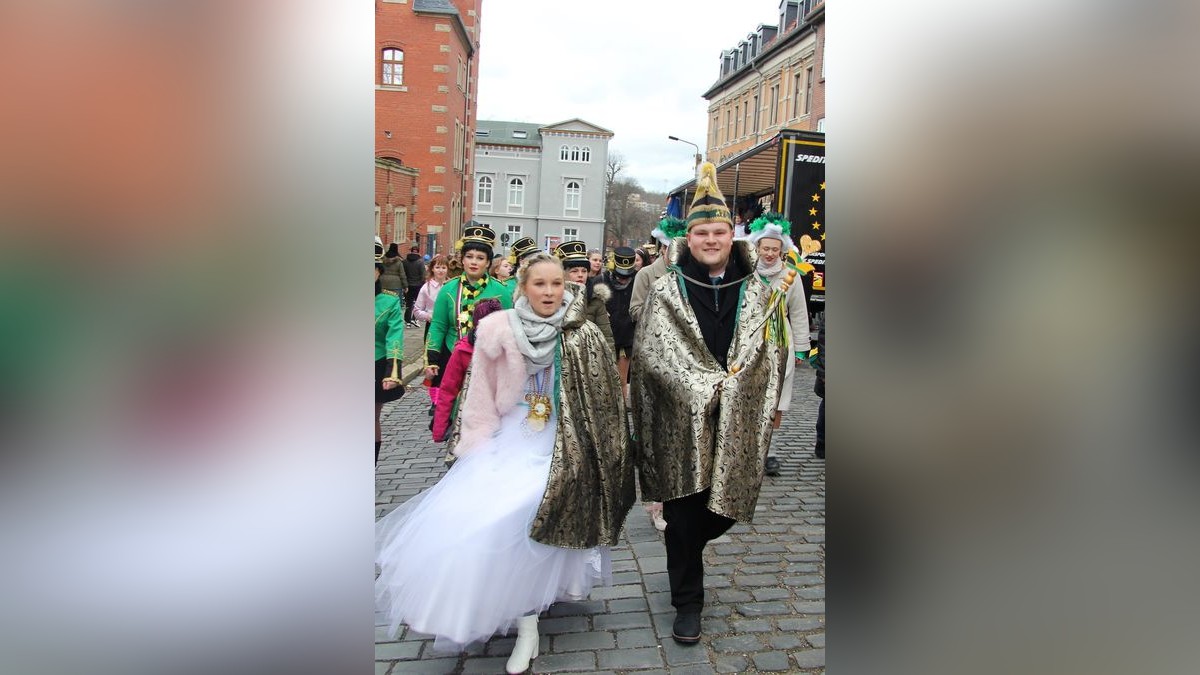 Das amtierende Prinzenpaar, Ihre Lieblichkeit Prinzessin Perlon Celine I. und seine Tollität Prinz Pullover Robin I. auf dem Weg zu ihrem Wagen, bevor sich der Zug in Bewegung setzte.