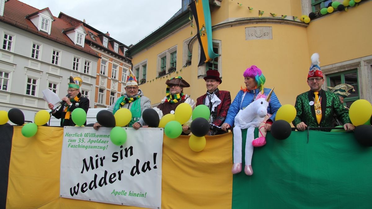 Am Markt kam der Zug schließlich zum Stehen und die (politische) Prominenz erklomm die Bühne.