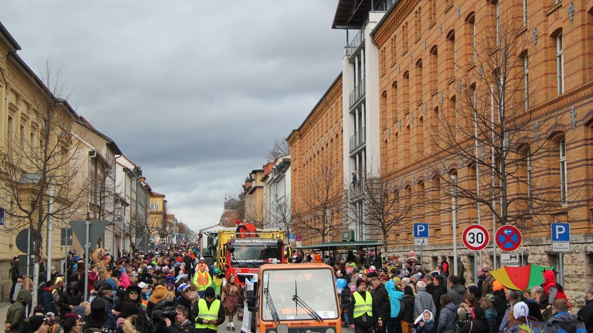 Unzählige Besucher säumten den Weg des Faschingsumzugs.