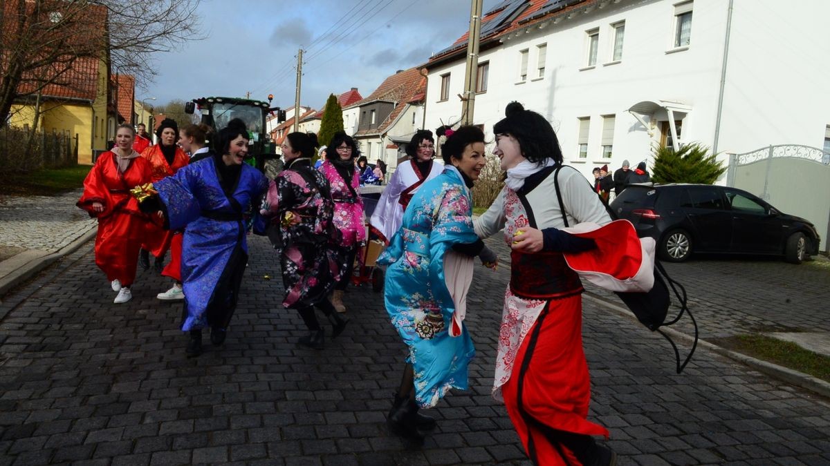 Von vielen Schaulustigen am Straßenrand bejubelt, zogen die Aktiven des Weißenseer Karnevalvereins am Samstag gemeinsam mit Gästen aus Scherndorf, Kindelbrück und Kannawurf durch die Landgrafenstadt und verbreiteten gute Laune.