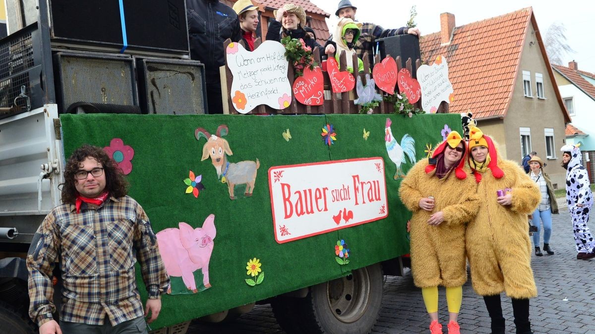 Von vielen Schaulustigen am Straßenrand bejubelt, zogen die Aktiven des Weißenseer Karnevalvereins am Samstag gemeinsam mit Gästen aus Scherndorf, Kindelbrück und Kannawurf durch die Landgrafenstadt und verbreiteten gute Laune.