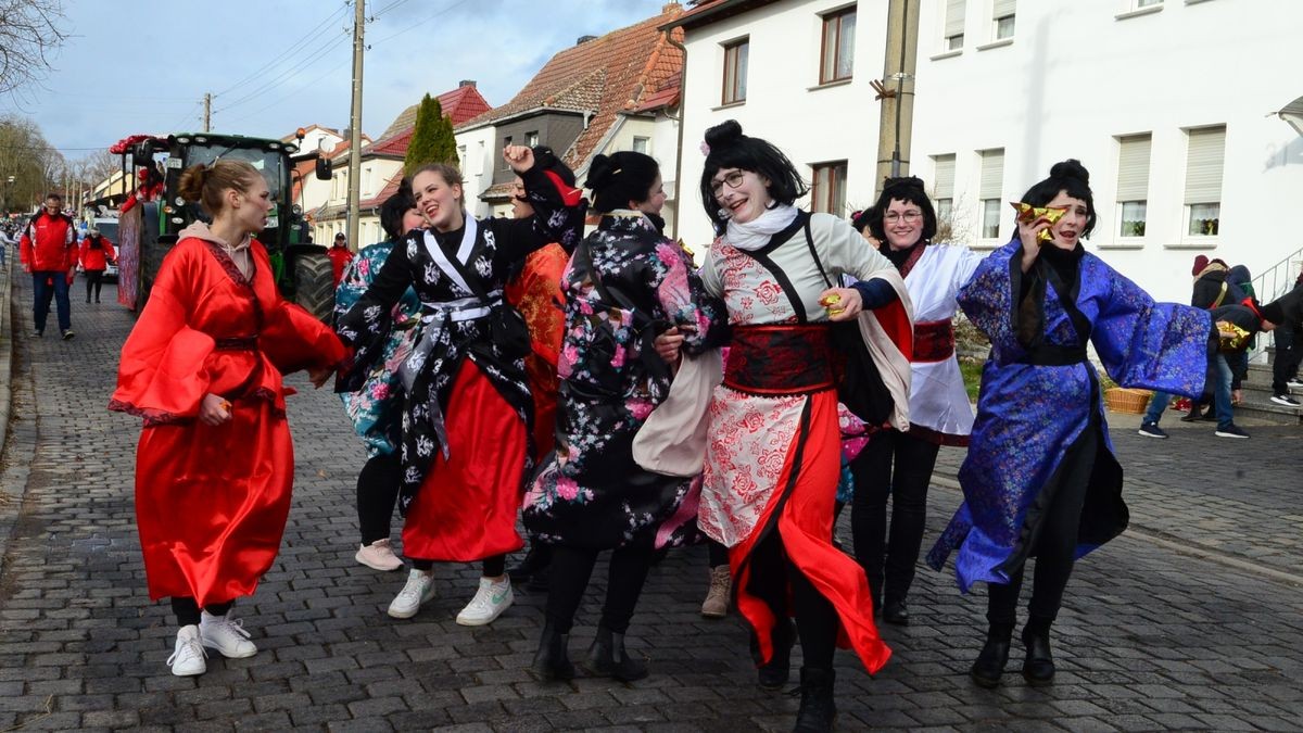 Von vielen Schaulustigen am Straßenrand bejubelt, zogen die Aktiven des Weißenseer Karnevalvereins am Samstag gemeinsam mit Gästen aus Scherndorf, Kindelbrück und Kannawurf durch die Landgrafenstadt und verbreiteten gute Laune.