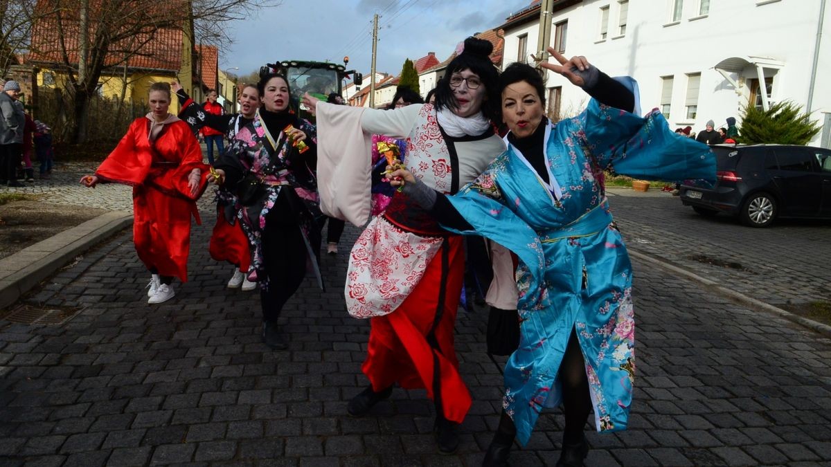 Von vielen Schaulustigen am Straßenrand bejubelt, zogen die Aktiven des Weißenseer Karnevalvereins am Samstag gemeinsam mit Gästen aus Scherndorf, Kindelbrück und Kannawurf durch die Landgrafenstadt und verbreiteten gute Laune.