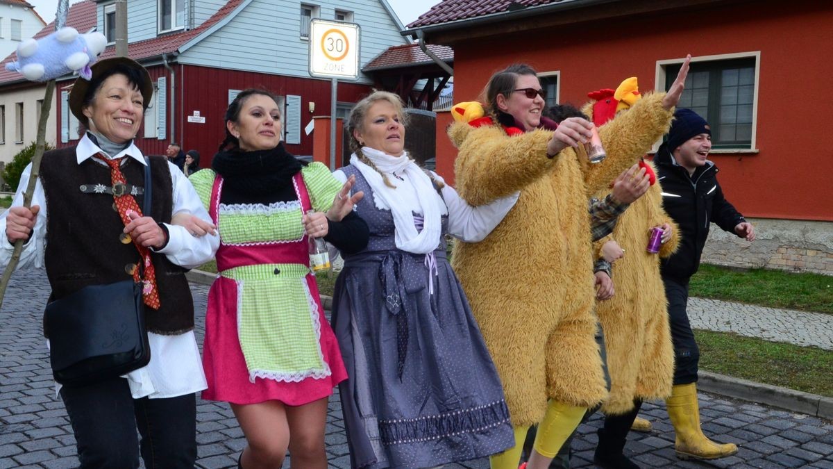 Von vielen Schaulustigen am Straßenrand bejubelt, zogen die Aktiven des Weißenseer Karnevalvereins am Samstag gemeinsam mit Gästen aus Scherndorf, Kindelbrück und Kannawurf durch die Landgrafenstadt und verbreiteten gute Laune.